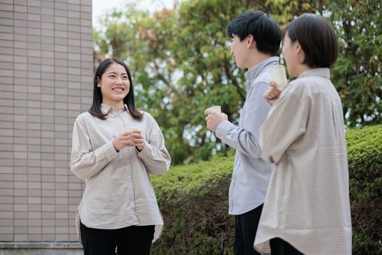 外で談笑する様子
