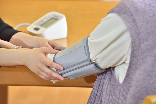 血圧測定中の場面