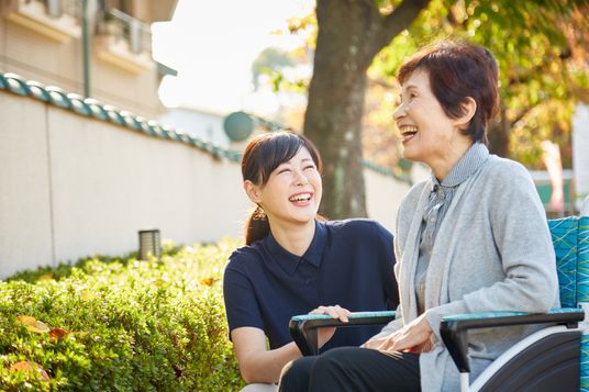 スタッフと利用者の笑顔