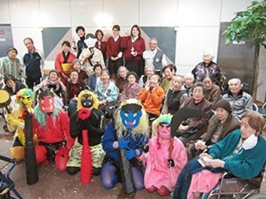 イベントを楽しむ人々