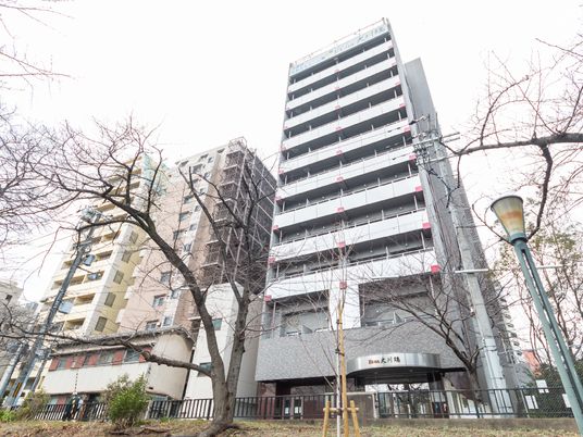 高層の建物外観