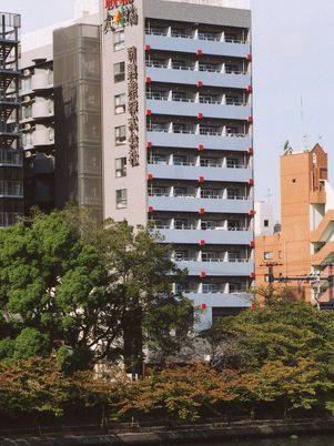 多階層の建物外観