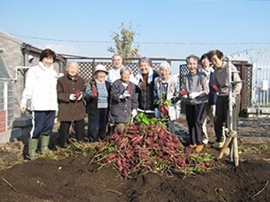笑顔の人々と収穫物