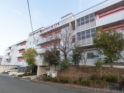 白とピンクの建物外観