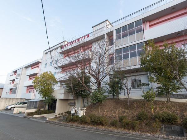 白とピンクの建物外観