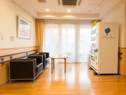 待合室の椅子とテーブル