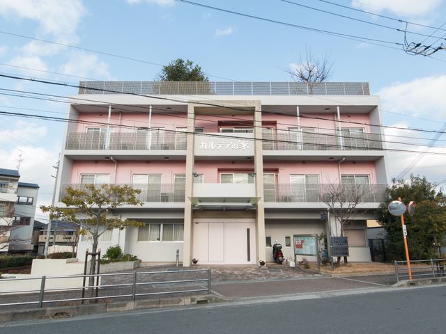 ピンクの建物の外観 外観 清潔感あふれるピンクの外壁が印象的な建物です。ゆったりした広々としたエントランスが迎えてくれます。