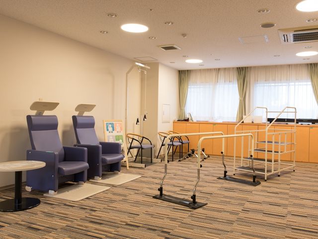 機能訓練用具のある部屋 機能訓練室 日当たりの良い清潔な訓練スペースです。様々な器具を使用して、利用者の身体機能の維持・向上をサポートします。