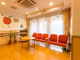 明るいラウンジの風景