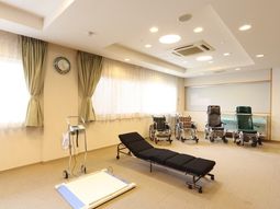 機能訓練用具の配置された部屋