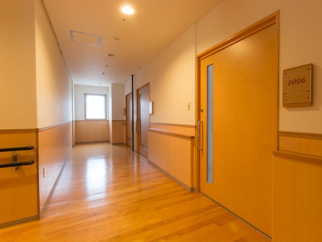 廊下の手すりと扉 通路 ゆとりのある通路は明るく、安全に考慮された手すりが設置されています。部屋へのアクセスもしやすく、快適な日々を送れる配置になっています。
