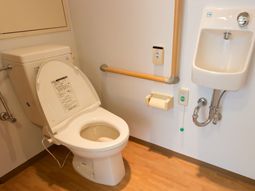 バリアフリー設計のトイレ