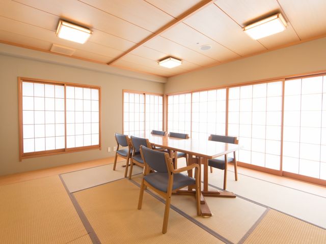 和室の居心地の良さ 居室 ゆったりとした和室で、日差しを感じながらコミュニケーションを育める空間です。明るい雰囲気で皆様の安らぎの場となっています。
