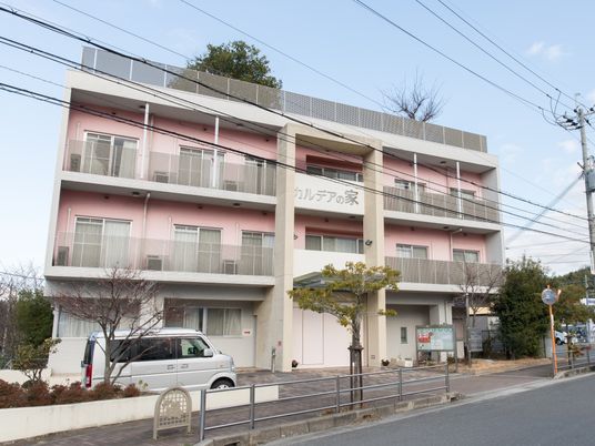 ピンクの建物の外観