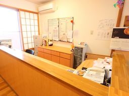 明るい雰囲気の受付エリア