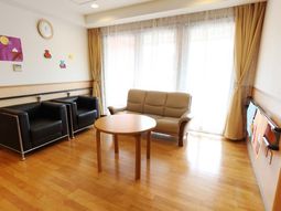 明るいラウンジ風景