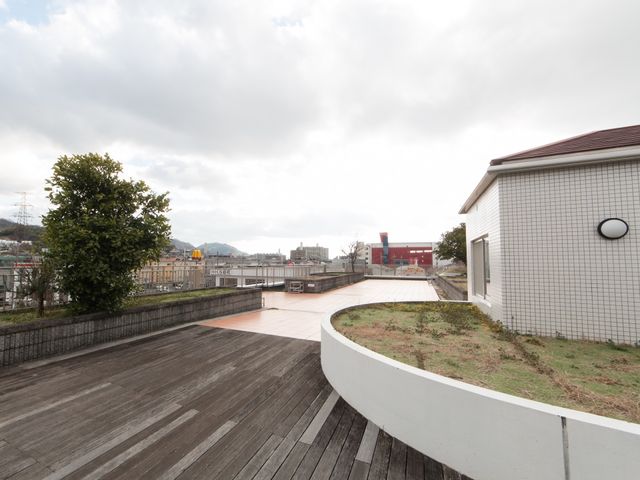 屋上の庭と遊歩道 屋上 広々とした屋上の中庭では、木々や空が近く、リフレッシュできる空間が広がっています。周辺の景色を眺めながら歩行訓練もお楽しみいただけます。