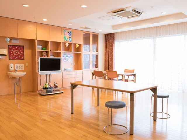 暖かみのある共有スペース 共有スペース 明るく開放的な空間で、のんびりとテレビを見たり交流を楽しめる多目的室です。リラックスタイムに最適な落ち着いた雰囲気が魅力的です。