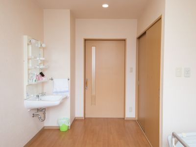  居室の洗面台と入口扉  