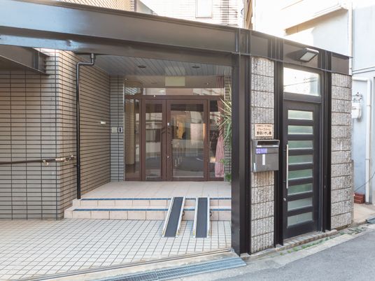 明るいエントランスの外観