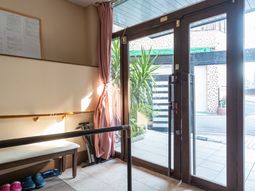 エントランスの明るい風景