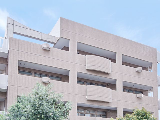 青空の下の建物外観 外観 快適な環境を提供するためのモダンな建物です。都市的な雰囲気が魅力です。