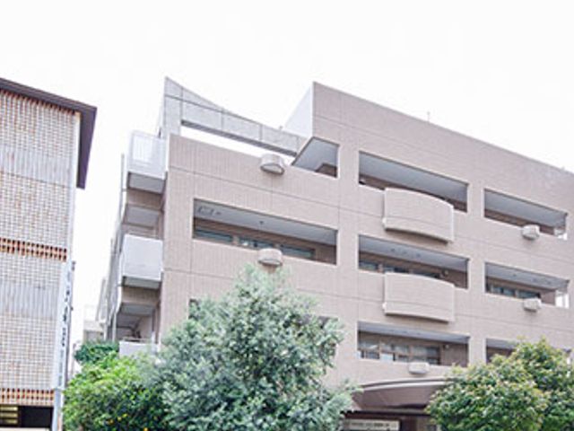 大きな建物外観 外観 建物のモダンな外観が印象的です。樹木が周囲を彩り、明るく開放的な雰囲気を醸し出しています。