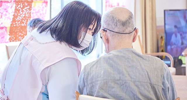 談話を楽しむ住人たちの居室
