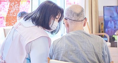 談話を楽しむ住人たちの居室