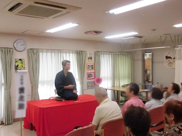 落語会の様子 多目的室 落語を楽しめるイベントが行われており、入居者同士の交流が深まる空間です。