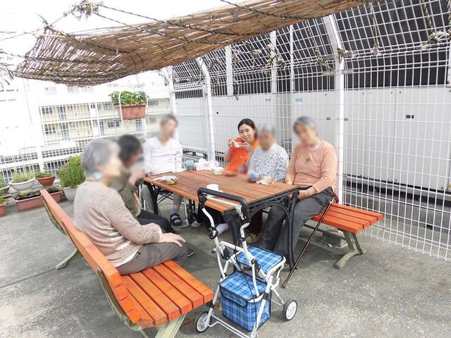 ティータイムのテラス テラス ゆったりとしたテラスで、穏やかな時間を過ごすことができます。リフレッシュに最適です。