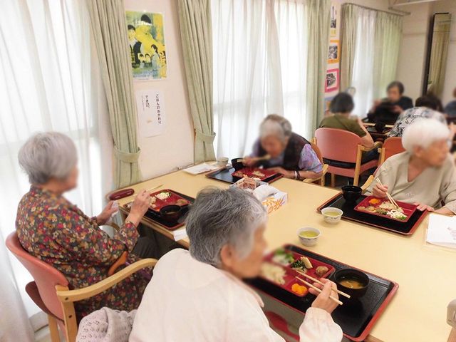 温かな食事のひととき 食堂 自然光あふれる食堂で、入居者同士が和やかに食事を楽しんでいます。