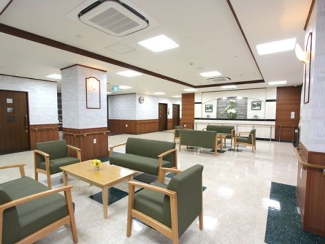ゆったりした快適なロビー 談話スペース 広々とした空間に配された椅子とテーブルが、訪れる人々を温かく迎えています。壁にはアートが飾られ、心安らぐ休憩ができる環境が整っています。