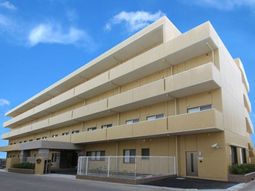 黄色い建物の外観