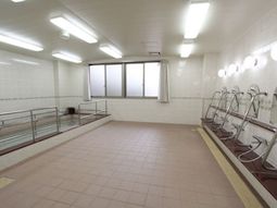 広々とした清潔な浴室
