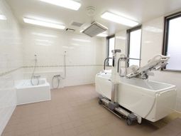 明るく清潔な浴室設備