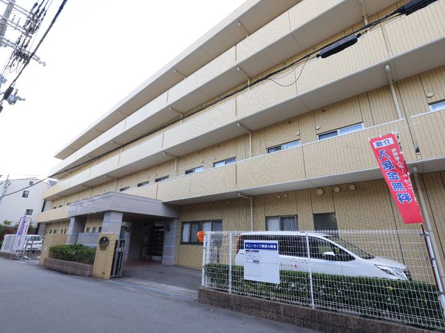 多階層の建物の外観 外観 多層建築で、入口には親しみやすい装飾が施された心地よい空間が広がっています。