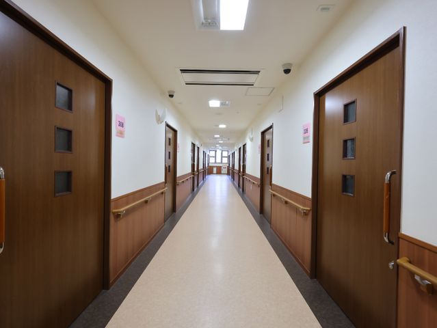 清潔な廊下と扉 廊下 明るく清潔感のある通路は居心地の良い空間を提供しています。