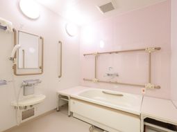 バリアフリー設計の浴室