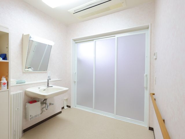 清潔な洗面台付き居室 脱衣所 明るく清潔感のある洗面スペースが設けられています。ゆったりとした日常生活をサポートします。