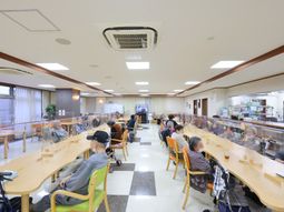 広々した明るい食堂