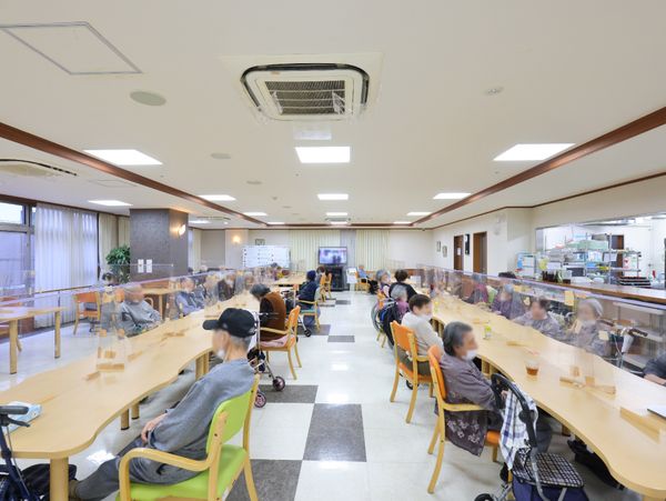 広々した明るい食堂