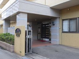 エントランスと看板