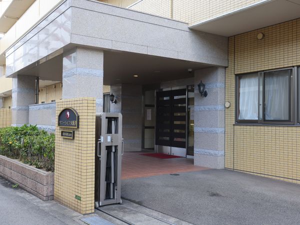 エントランスと看板