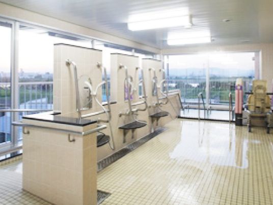 広々とした浴室