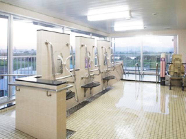 広々とした浴室 浴室 広い浴室では、自然光が入りリラックスできる環境が整っています。清潔感あふれる空間です。
