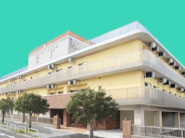 外観の建物 外観   淡い色合いの大きな建物で、各階にバルコニーが見えます。正面には樹木があり、落ち着いた雰囲気です。