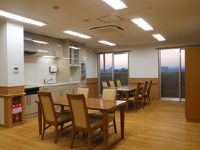 夜景の見えるダイニング ダイニングルーム 自然光が入り、夕方には美しい景色を眺められる開放的なスペースです。