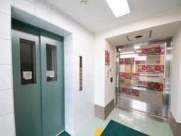 エレベーターと透明な扉