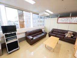 明るいラウンジの一角